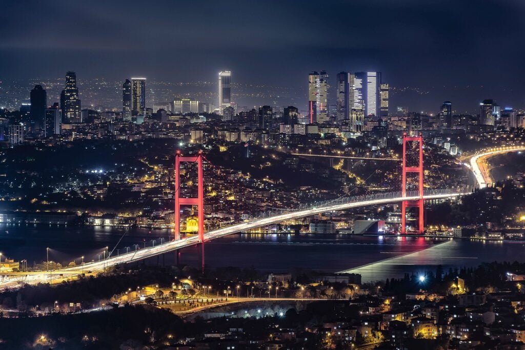 اكتشف مدينة اسطنبول: المدينة الساحرة حيث يلتقي الشرق بالغرب